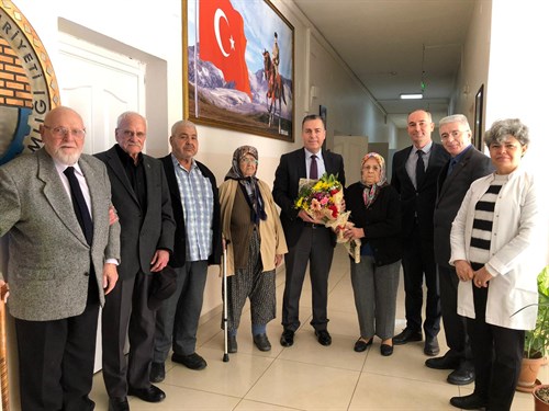“18-24 MART DÜNYA YAŞLILAR HAFTASI” ETKİNLİKLERİ KAPSAMINDA HUZUREVİ SAKİNLERİNDEN KAYMAKAM KAPANKAYA’YA ZİYARET